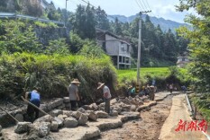 陇城镇：干群齐心重建侗寨“民生路”
