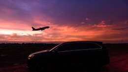 暮色、尾迹、野花与“追飞机”的摄影人