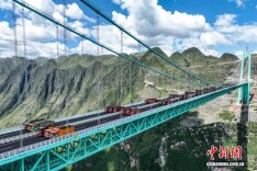 世界第一高桥——花江峡谷大桥进行3360吨静力荷载试验
