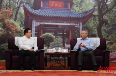 沈晓明会见海外华文媒体代表团一行