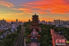 湖北武汉：朝霞泼洒 黄鹤楼美如油画