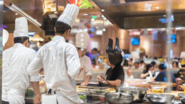 《一饭封神》引发排队潮背后，高品质堂食正在回归