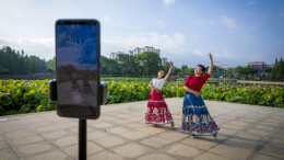 全民直播时代：我的镜头和你的手机，谁在拍谁？