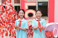 千只纸鹤载初心 AI绘梦启新程——岳麓区实验小学西校区开学日上演“穿越时空的爱国课”