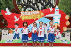 致敬胜利荣光 争做强国少年——周南梅溪湖小学举行2025年秋季开学典礼