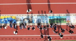 烽火童心绘长卷，十米画卷寄和平——博才金鹰小学2025秋季开学报到活动精彩启幕