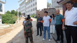 白马镇：“民声”变“民心 ” 校园道路焕然一新