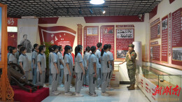 开学第一课 “零距离”接受国防教育