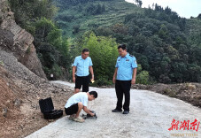永顺民警利用无人机救助采菌被困人员