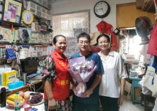 鲜花敬老师，爱心献学子！人大代表走访慰问送温暖