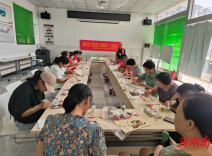 银发巧手绘初心 药香传承爱国情