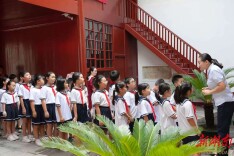 望麓园小学“双向行走思政大课堂”——八路军驻湘通讯处旧址恢复开馆 小学生佩戴胜利花重温抗战历史  