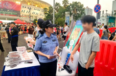 长沙贺龙体育场外，男大学生悄悄找到民警……