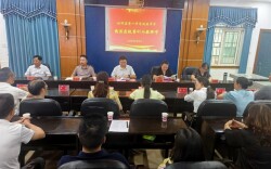 丹桂溢金秋 关怀润杏坛——县委领导赴双峰一中附属中学开展教师节慰问活动