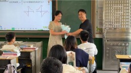 鲜花映讲台，温情暖师心——盘江中学鲜花喜迎教师节