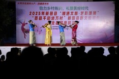 新田县“送戏下乡”首场惠民演出在毛里坪社区温情启幕