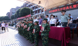 湖南现代物流职业技术学院：为新生赠书点燃梦想，连续八年传递育人温度