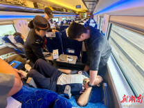 退役老兵高铁联手施救患病旅客 军民鱼水情温暖归途