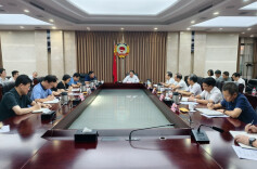 毛万春主持召开专题会议： 持之以恒加强自身建设