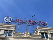 告别“蜘蛛人”！大汉物业无人机40分钟洗净大汉技工学校教学楼