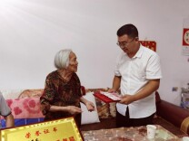 耄耋教师未了情：捐资助学，让爱延续教育薪火