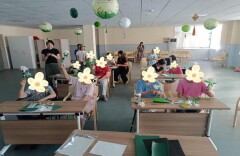 长沙民政职院民社学院宁养志愿服务队开展“折菊寄思，巧手传暖”主题活动