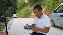 绥宁河口苗族乡新团村用无人机架设“空中通道”，助力稻谷颗粒归仓