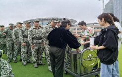 秋凉中的暖流！辅导员为千名军训新生送姜茶