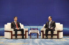 毛伟明与第四届北斗峰会嘉宾代表座谈