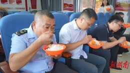 凉亭坳乡：膳食委代表进校园 监督“舌尖上的安全”