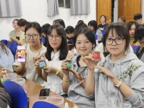 红妈妈基金红艺班走进湖南财政经济学院