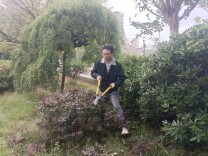 巧手扮靓校园，匠心点亮青春——龙山县第一职业中学园艺专业学生开展实践活动