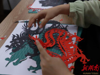 指尖生花贺华诞，湘大学子体验剪纸魅力