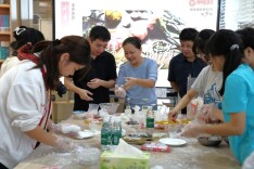 师生共庆佳节，湘潭大学开展冰皮月饼手作体验活动