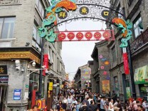 国庆假期首日，前门大街人如潮