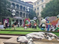 “萌兰”亮相北京坊，熊猫国庆主题周边受欢迎