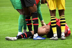 踢球撞伤路人需负全责？法院：开放式球场踢球者承担更高注意义务