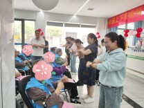 银龄学英语 巧手暖夕阳——长沙民政职院外语学院教工三支部党员赴社区开展双节慰问活动