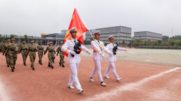 湖南汽车工程职业大学举行2025级新生军训会操总结表彰大会暨开学典礼