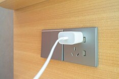 充电器一直不拔有多可怕 不要再这样充电了