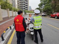 楠竹社区“一盔一带”劝导在行动