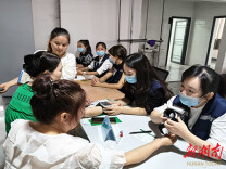 县卫生健康局联合卢峰镇卫生院开展“家庭医生签约服务”五进专项行动进企业活动　