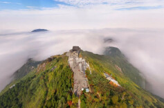 乳白云瀑倾泻、古松红叶入画……衡山秋日现