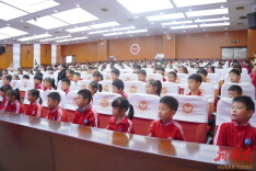 致敬最可爱的人，争做新时代好少年——长沙市明德金鹰学校举行国旗下的思政课