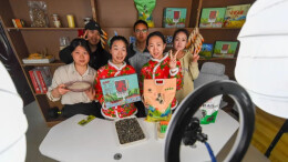 铸牢民族团结之本，共创光明美好未来