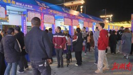 鹤城区多部门联动进夜市 公益服务暖民心