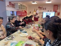 城南路街道各民族老人巧手制团扇共庆双节