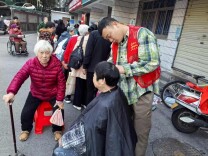 东瓜山社区重阳节“邻里集市”暖人心：百岁老人获关怀，便民服务解民忧