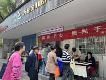 井湾子社区重阳便民活动温暖上线：义诊、法律咨询、理发磨刀一站式服务