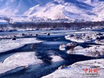 祁连山青海片区深秋迎雪：河水清冽 雪山巍峨